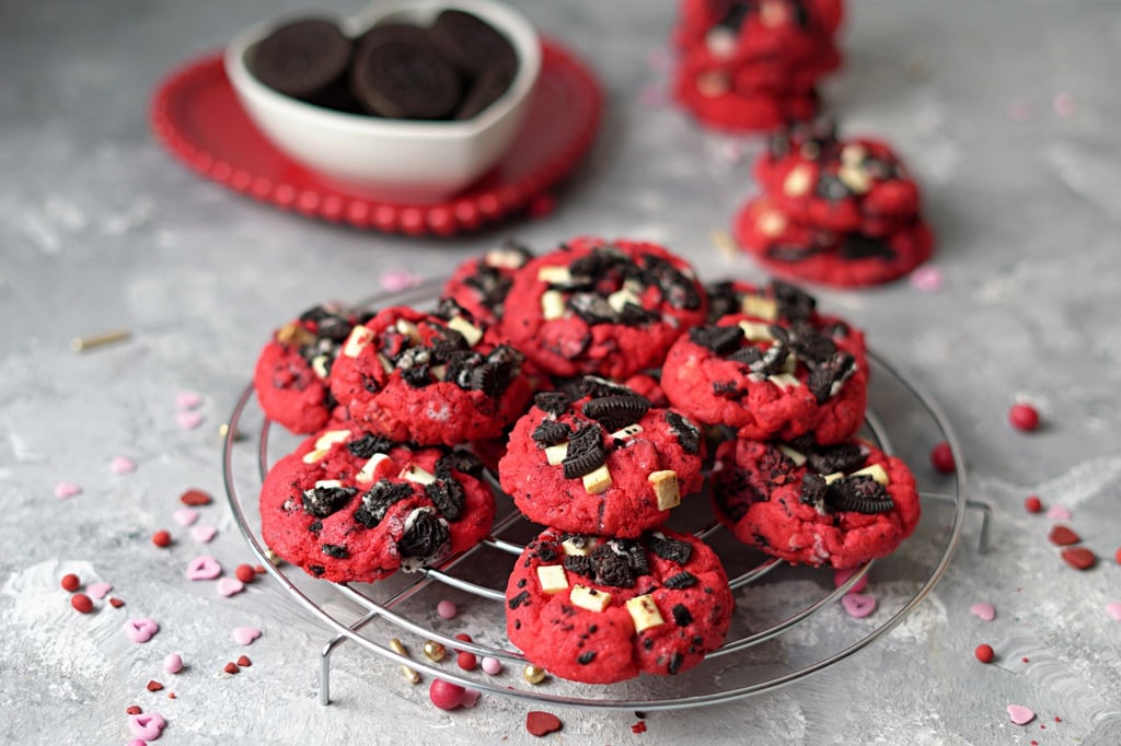 Sie erinnern in der Tat an roten Samt: Die Red Velvet Cookies hat Food-Bloggerin Mareike Pucka mit Herzchen und Knusperstückchen getoppt.