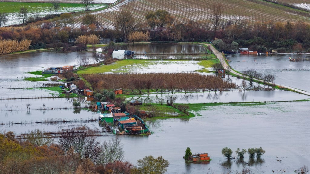 Nach einer ganzen Serie von Winterstürmen stehen in Teilen Portugals und wie hier in der spanischen Extremadura weite Landstriche unter Wasser.