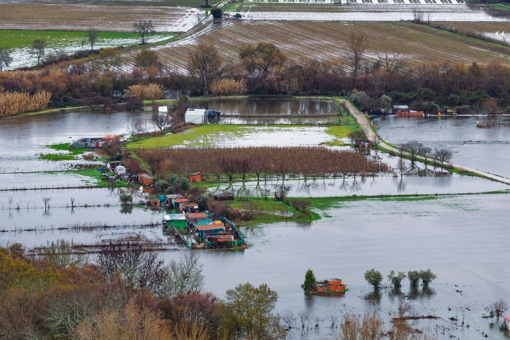Nach einer ganzen Serie von Winterstürmen stehen in Teilen Portugals und wie hier in der spanischen Extremadura weite Landstriche unter Wasser.