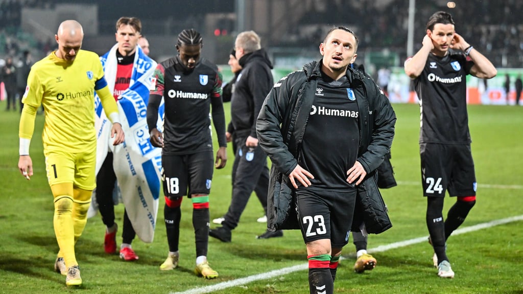Baris Atik (vorne) und seine Mitspieler vom 1. FC Magdeburg waren froh, den 5:1-Vorsprung nicht komplett hergegeben zu haben.