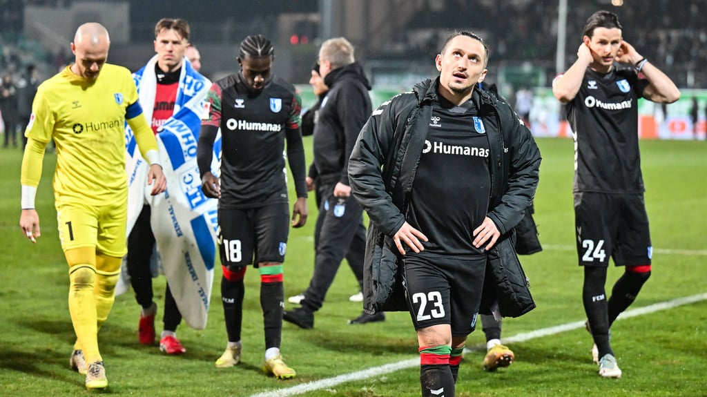 Baris Atik (vorne) und seine Mitspieler vom 1. FC Magdeburg waren froh, den 5:1-Vorsprung nicht komplett hergegeben zu haben.