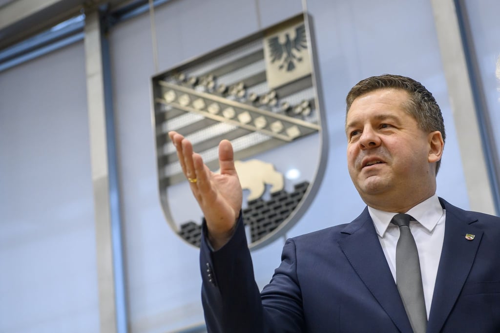 Für die staatliche Unterstützung muss aus Sicht von Sachsen-Anhalts Ministerpräsidenten Sven Schulze eine Gegenleistung erbracht werden. (Archivbild)