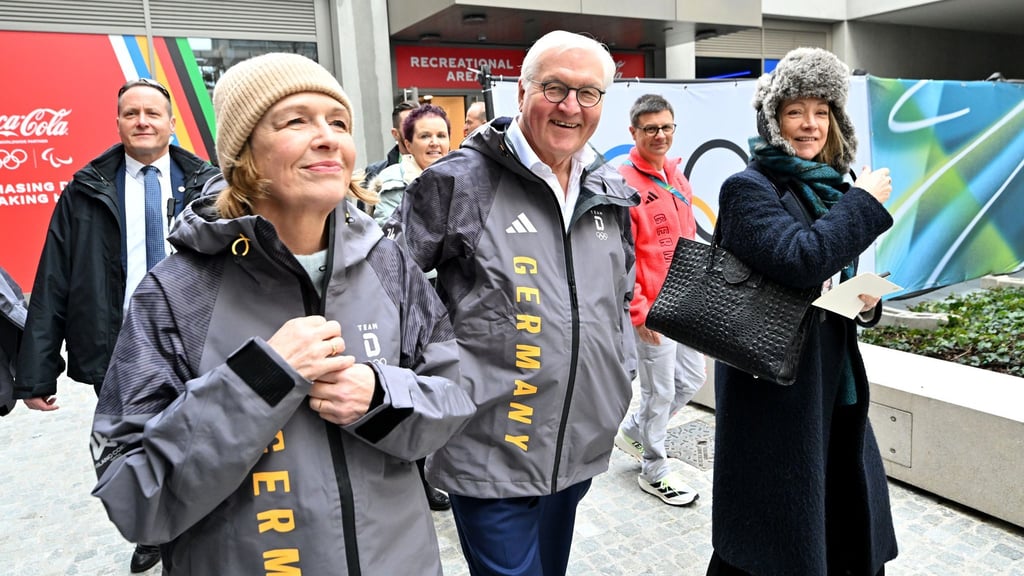 Bundespräsident Frank-Walter Steinmeier (r) und seine Frau Elke Büdenbender (l) besuchen das olympische Dorf.