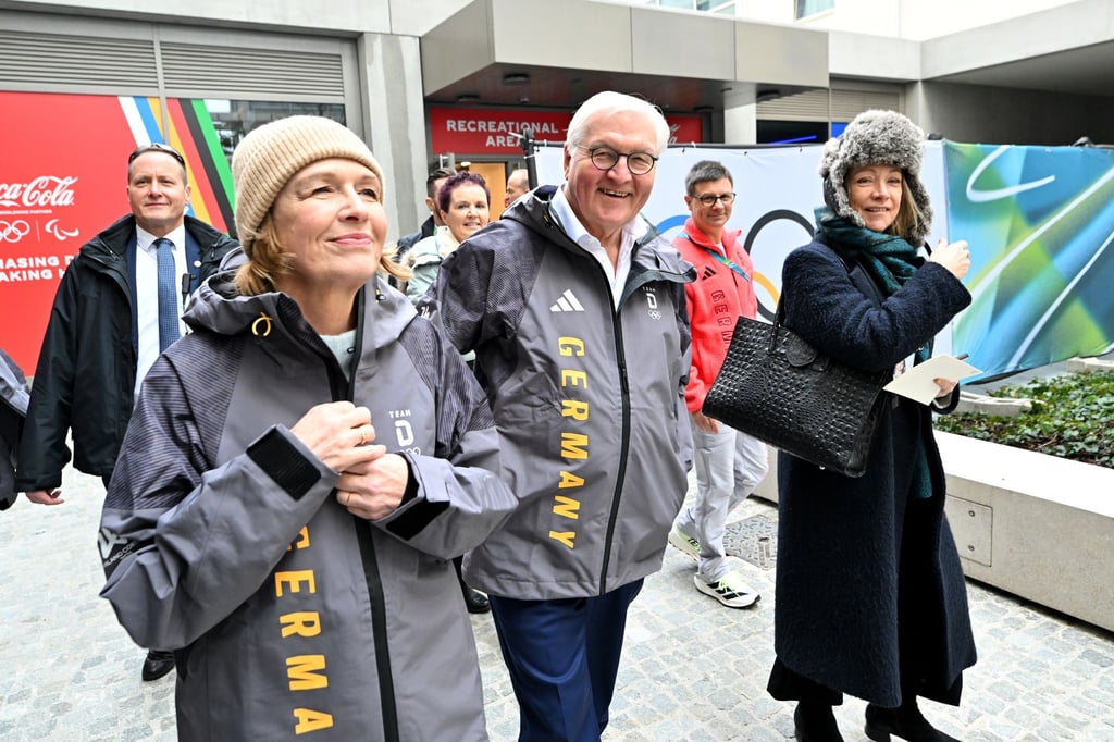 Bundespräsident Frank-Walter Steinmeier (r) und seine Frau Elke Büdenbender (l) besuchen das olympische Dorf.