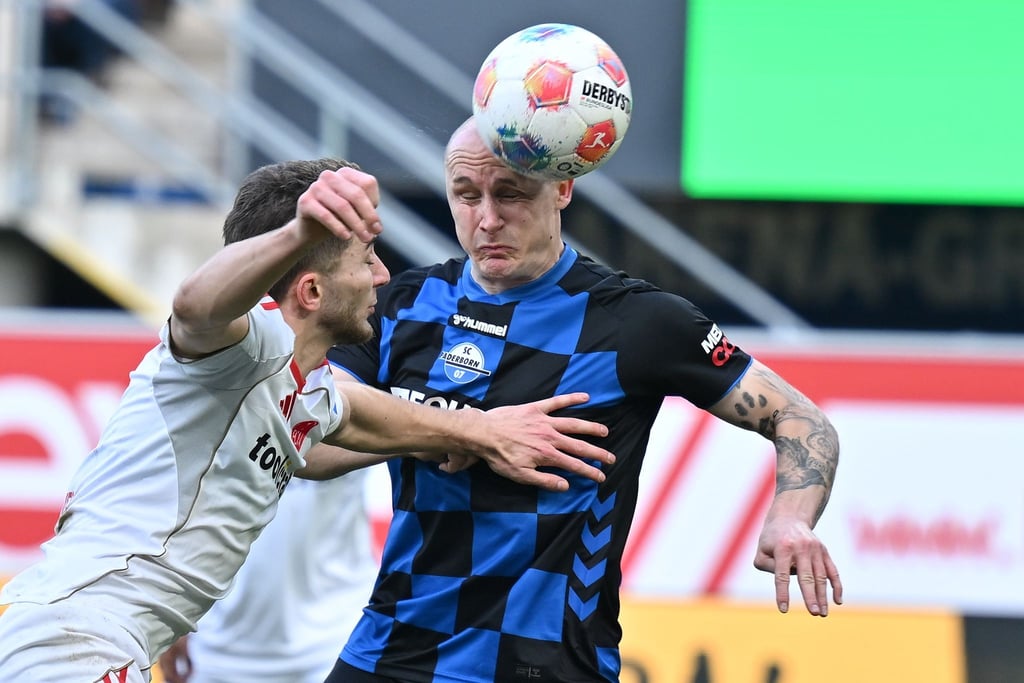 Die Paderborner, hier Sven Michel beim Kopfball, waren wacher und zielstrebiger.