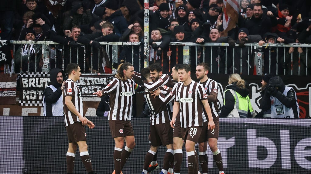 Erlösend: St. Paulis Spieler feiern das 2:0 gegen den VfB.