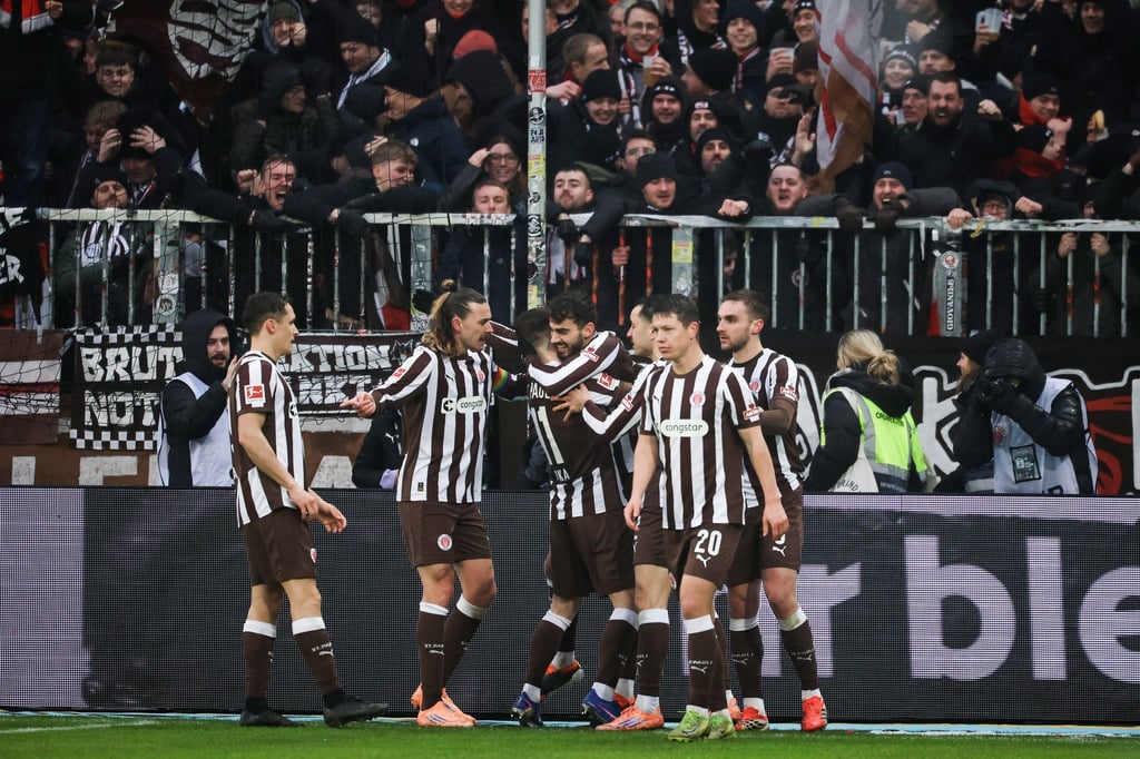 Erlösend: St. Paulis Spieler feiern das 2:0 gegen den VfB.