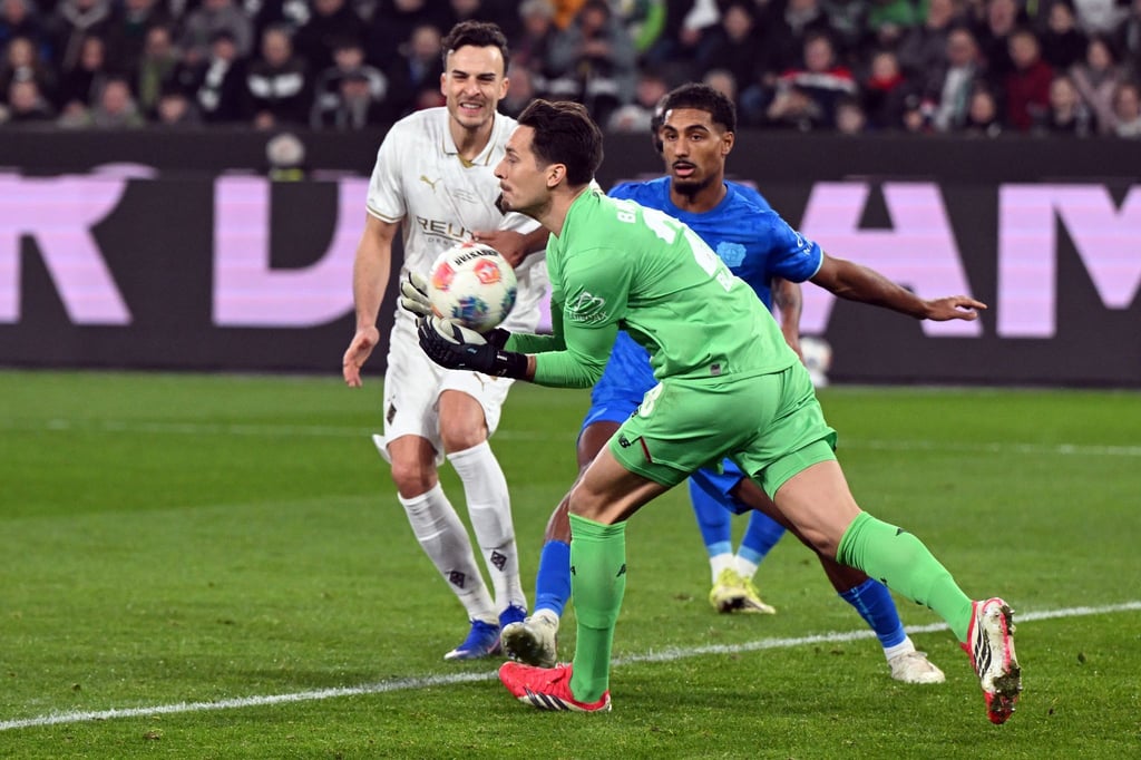 Haris Tabakovic scheiterte mit seinem Schuss zunächst an Keeper Janis Blaswich.