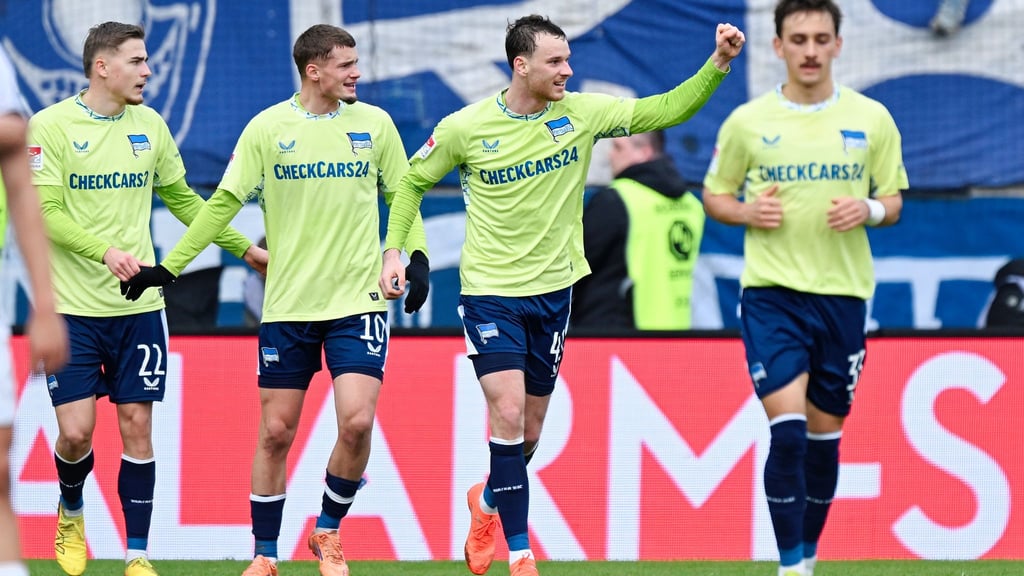 Die Herthaner bejubeln ihren ersten Zweitligasieg seit November.