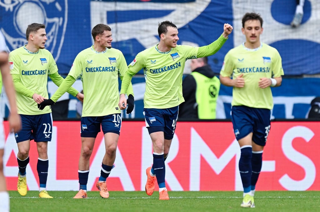 Die Herthaner bejubeln ihren ersten Zweitligasieg seit November.