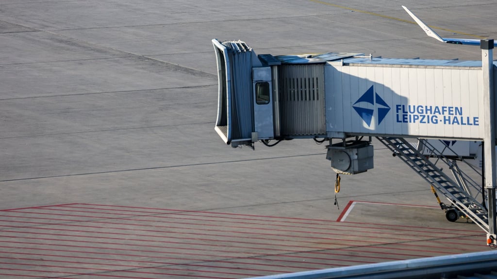 Regionale Wirtschaft könnte künftig Flugverbindungen an den Flughäfen Leipzig/Halle und Dresden mittragen. (Archivbild)