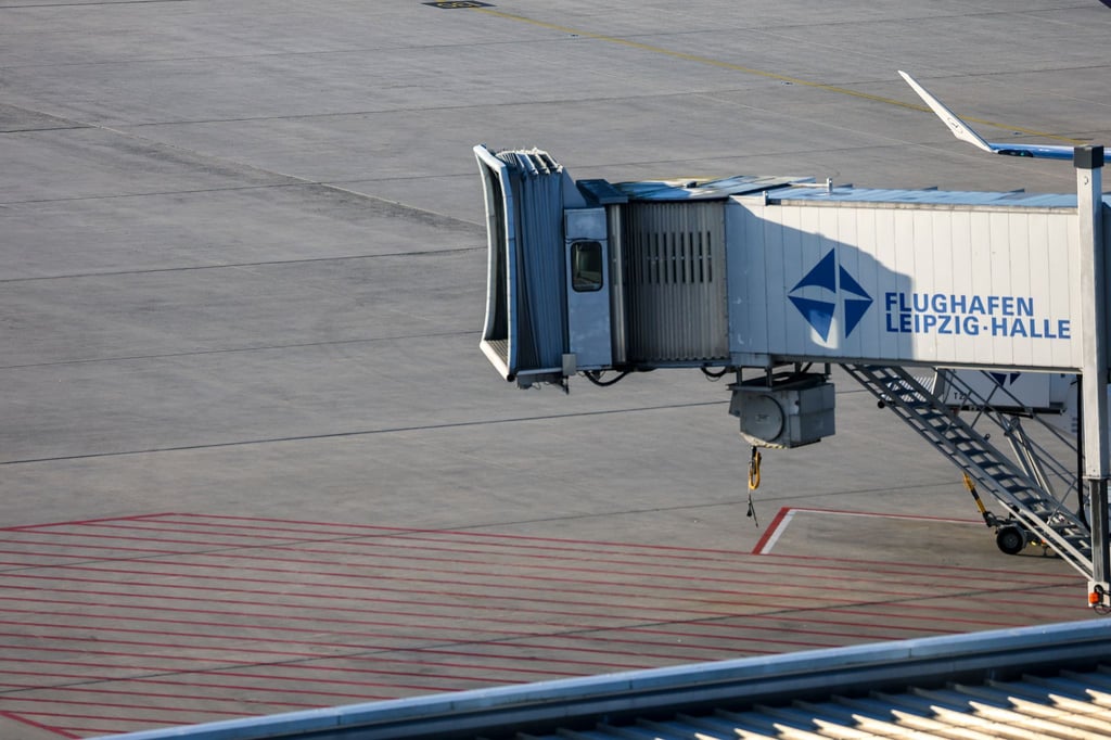 Regionale Wirtschaft könnte künftig Flugverbindungen an den Flughäfen Leipzig/Halle und Dresden mittragen. (Archivbild)