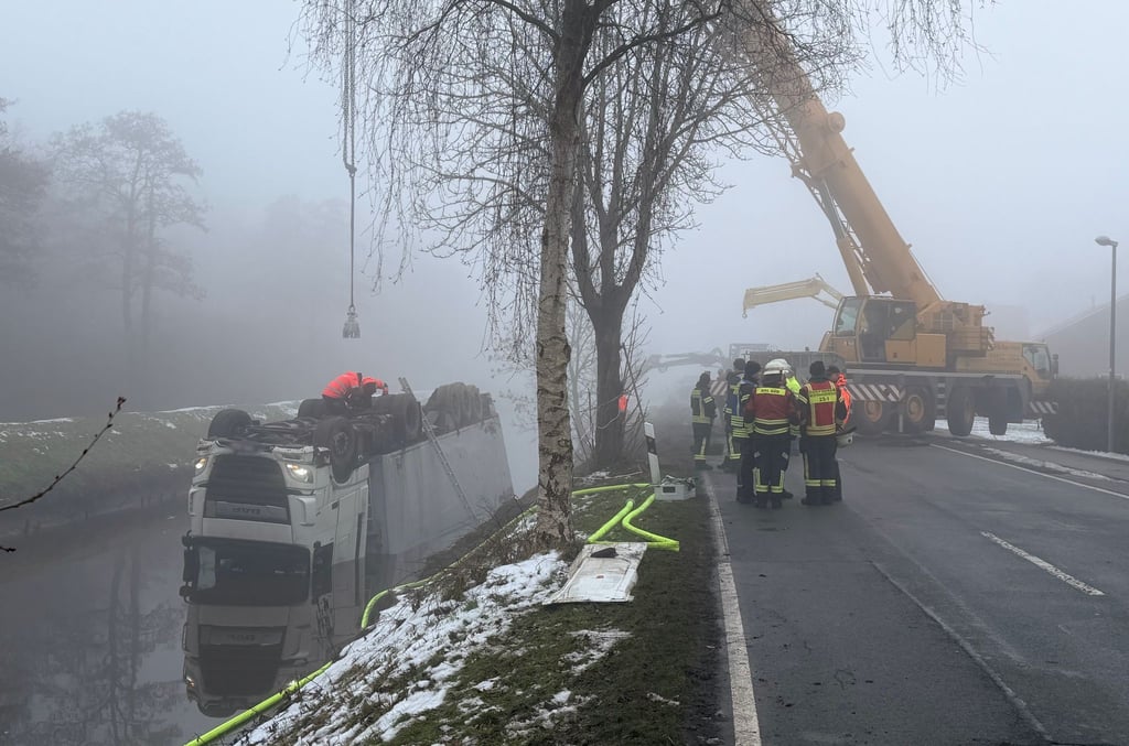 Ein Sattelzug landet in Rhauderfehn kopfüber in einem Kanal, der Fahrer wird schwer verletzt.