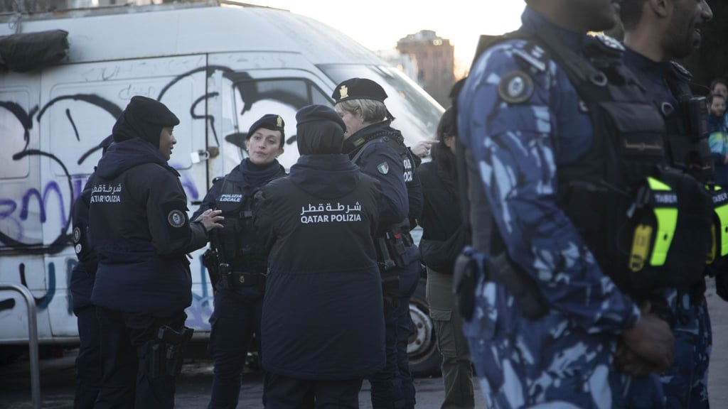 Polizisten aus Katar und Italien stehen in der Nähe des San-Siro-Stadions.