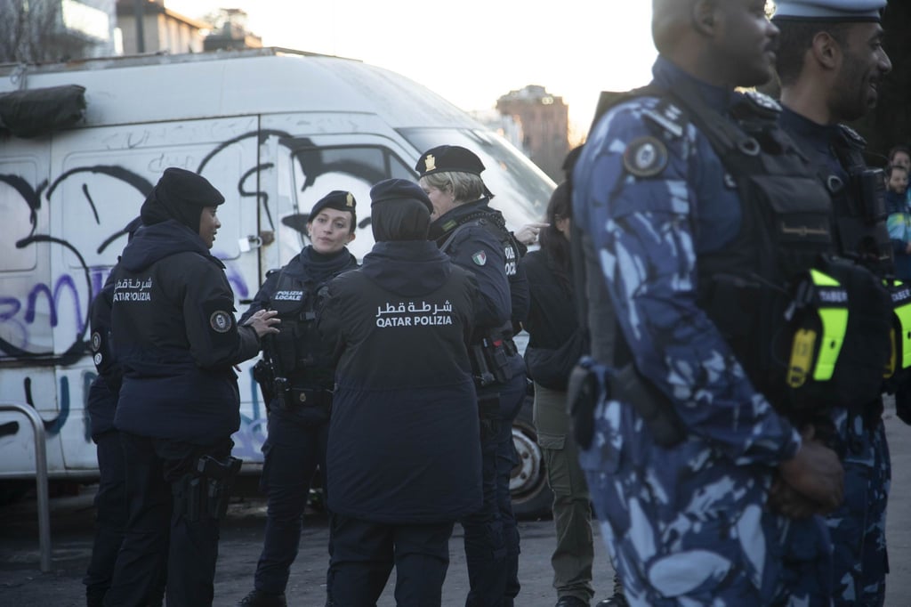 Polizisten aus Katar und Italien stehen in der Nähe des San-Siro-Stadions.