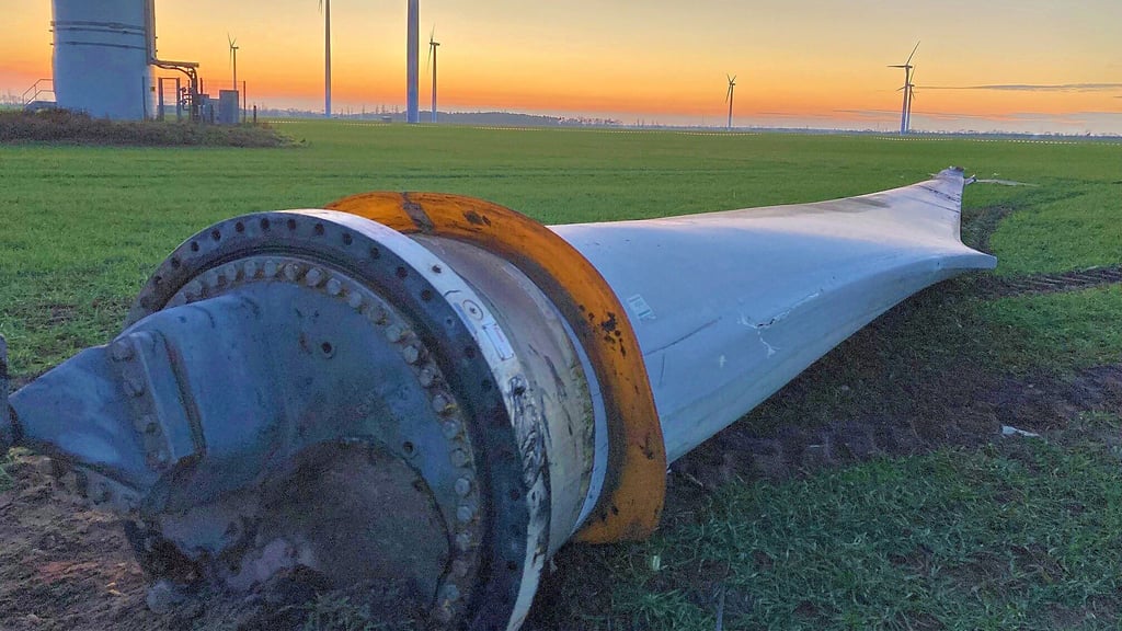 Seit dem 1. Dezember liegt das abgestürzte Rotorblatt nahezu unverändert auf dem Feld.