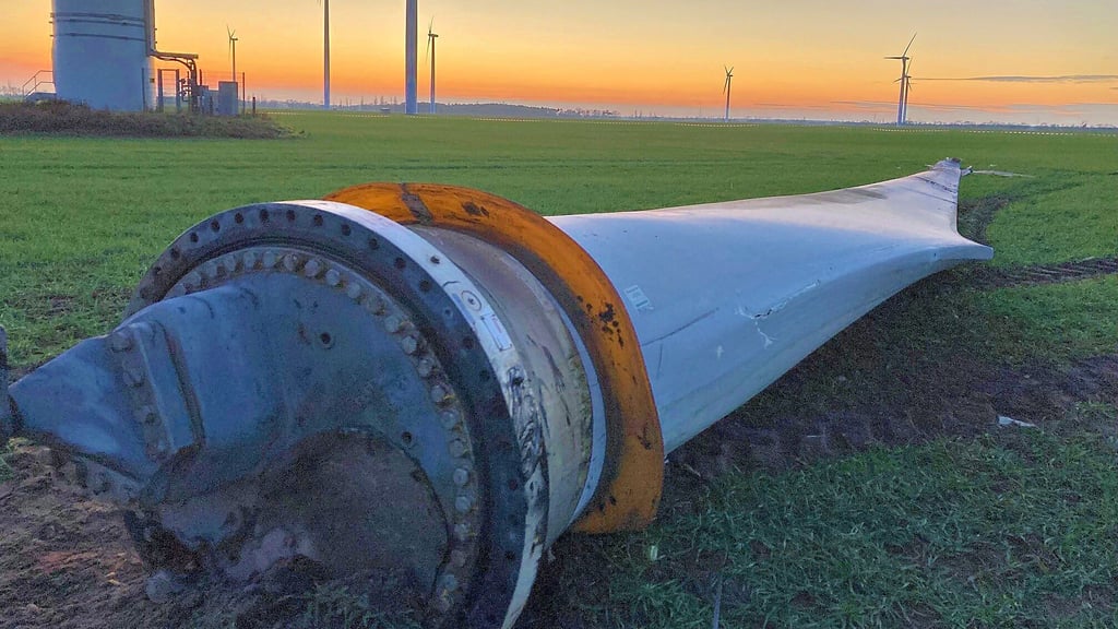 Seit dem 1. Dezember liegt das abgestürzte Rotorblatt nahezu unverändert auf dem Feld.