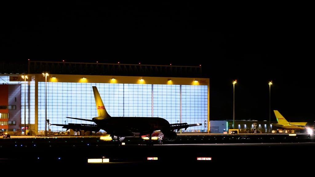 Eine DHL-Frachtmaschine ist nach einem technischen Problem zum Flughafen Leipzig/Halle zurückgekehrt. (Archivbild)