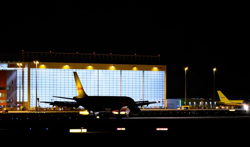 Eine DHL-Frachtmaschine ist nach einem technischen Problem zum Flughafen Leipzig/Halle zurückgekehrt. (Archivbild)