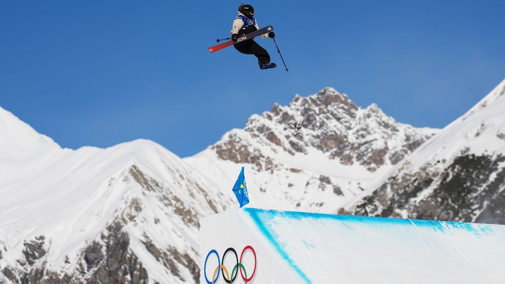 Sarah Höfflin verlor bei einem Sprung einen Ski und stürzte.
