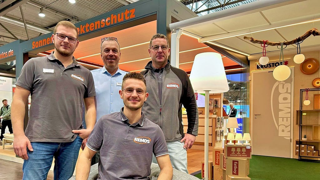 Frank Hoellger (hinten rechts), Dirk Pfeiffer (hinten Mitte) und ihre Söhne Moritz (sitzend) und Nils (hinten links) sind die Firma Remos aus Leiha.   