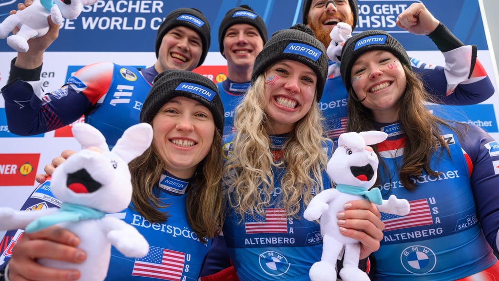 US-Rodlerin Sophia Kirkby (2.v.l.) ist nicht nur auf Medaillen, sondern auch auf ein Date aus. (Archivbild)