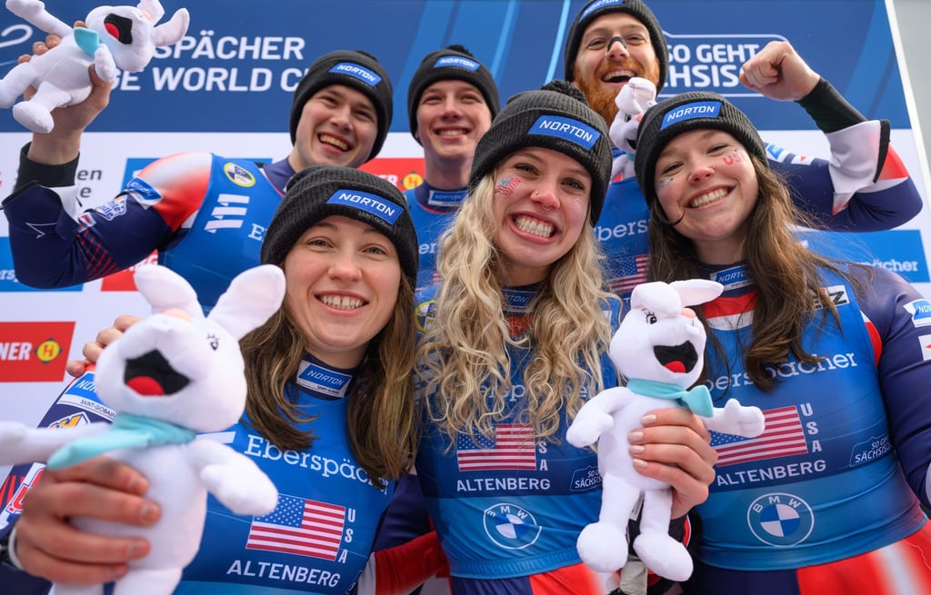 US-Rodlerin Sophia Kirkby (2.v.l.) ist nicht nur auf Medaillen, sondern auch auf ein Date aus. (Archivbild)