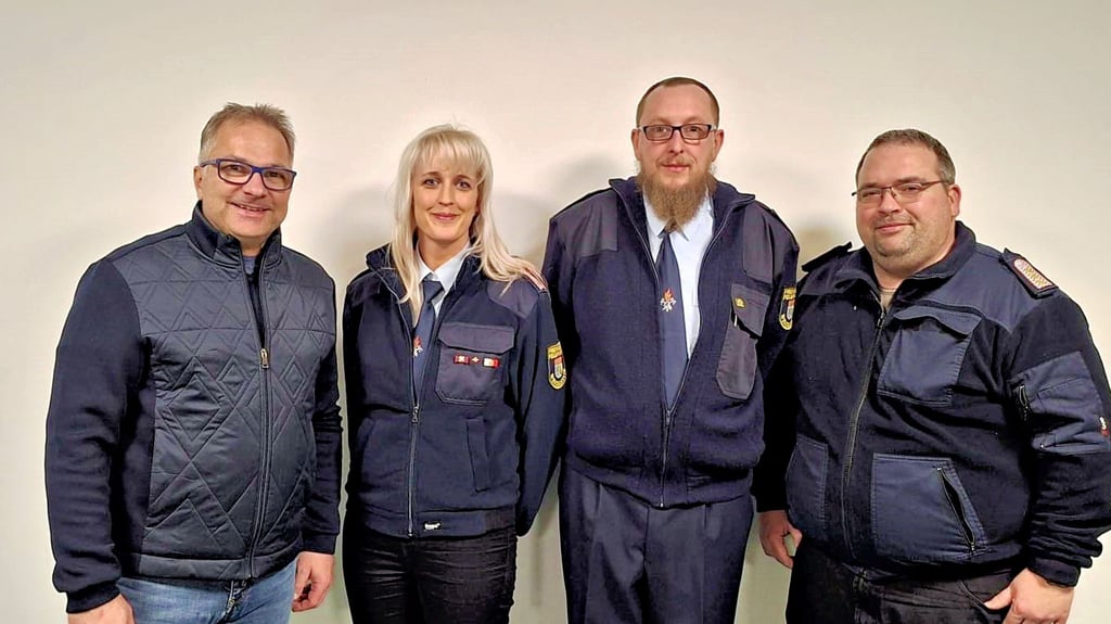 Bei der Jahreshauptversammlung der Kinderfeuerwehr Kaiserpfalz, v.l.: Mütze & Rätzel-Chef (und Gemeindebürgermeister) Andreas Reiche, Loreen Krause, Mirco Kästner und Christian Becker (Verbandsgemeindewehr Finne).