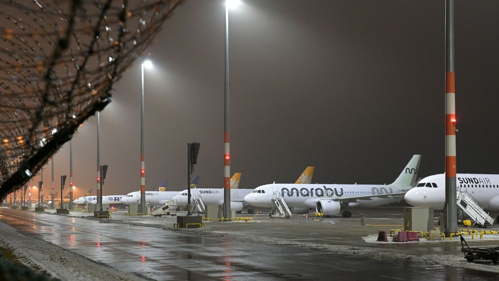 Am Flughafen BER ist weiterhin mit Verspätungen und Ausfällen zu rechnen. (Archivbild)