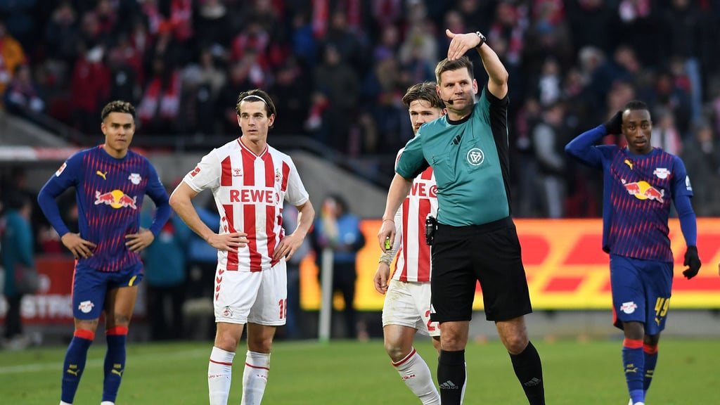 Schiedsrichter Willenborg entscheidet bei RB gegen Köln auf Abseits vor Baumgartner Handspiel