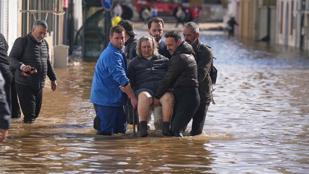 Zehntausende Helfer sind in Portugal und Spanien seit Wochen gegen die Folgen einer ganzen Serie schwerer Winterstürme im Einsatz.