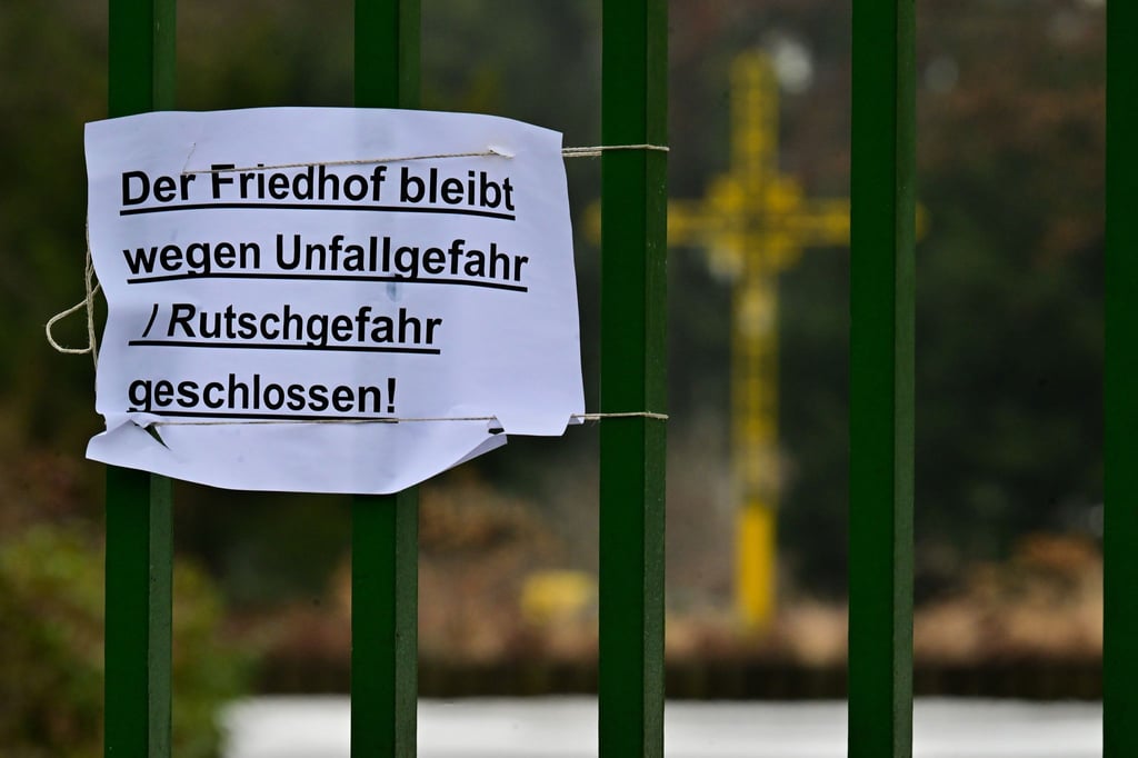 „Der Friedhof bleibt wegen Unfall / Rutschgefahr geschlossen!“ steht an einem Eingang des Friedhofs St. Johannes-Evangelist.