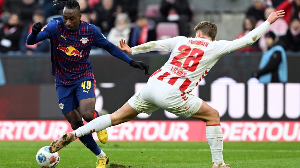 Der schnelle Yan Diomande (l) stellte seine Mitspieler immer wieder vor Probleme.