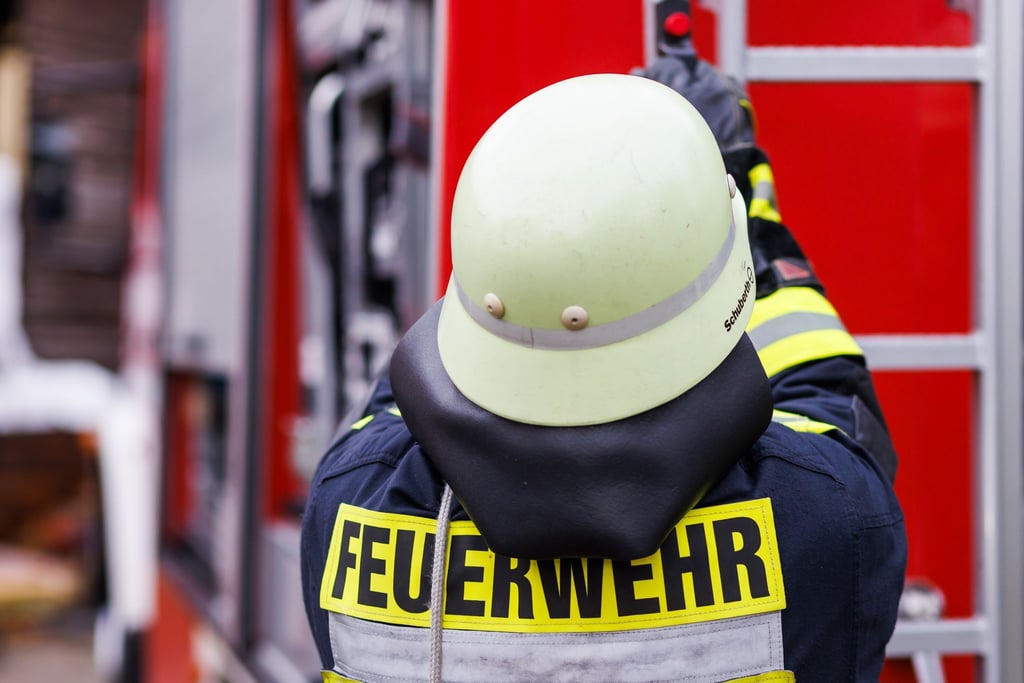 In Berlin-Wilhelmsburg wird ein Mensch bei einem Wohnungsbrand schwer verletzt. (Symbolbild)