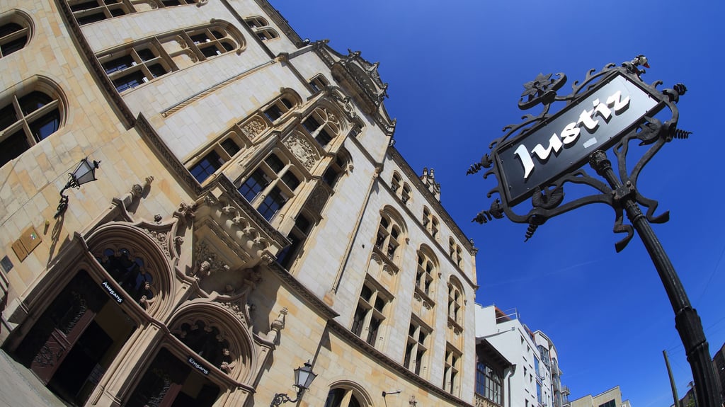 Der Eingang zum Justizzentrum in Magdeburg, in dem sich auch das Oberverwaltungsgericht Sachsen-Anhalt und das Verwaltungsgericht Magdeburg befinden.