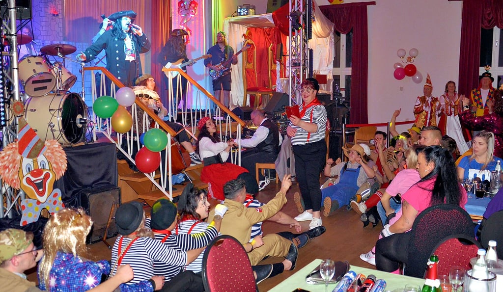 Hier wird zur Aloha-Party mit der FGR-Band und Andy G. auch in Zweierreihe gerudert, was das Zeug hält.