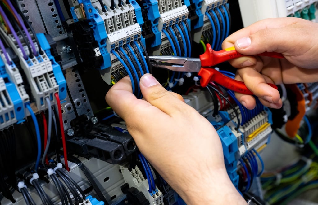 Ein Unbekannter machte sich in der Nacht an einem Stromkasten zu schaffen. (Symbolbild)