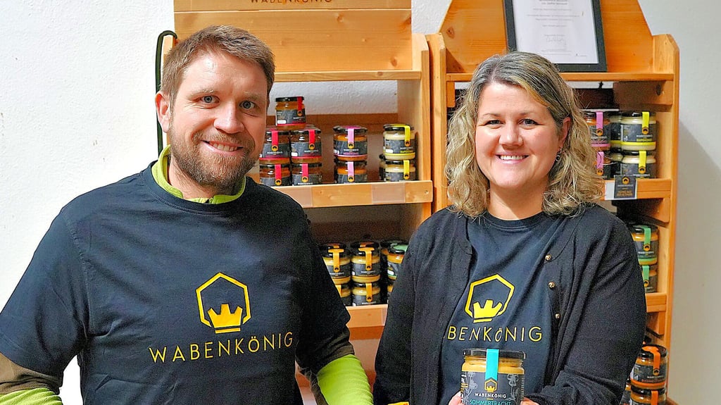 Acht Sorten Honig unter dem Label „Wabenkönig“ produzieren und vermarkten die Stendaler Steffen Behrendt und seine Ehefrau Larissa Koch-Behrendt.