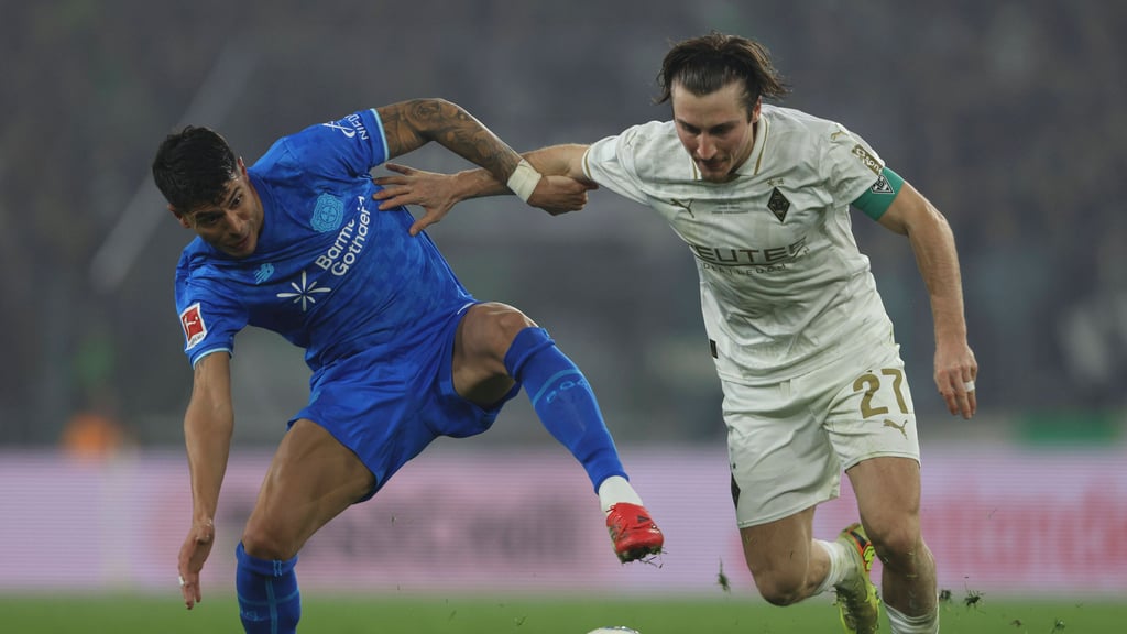 Rocco Reitz (r.) im Ligaspiel gegen Bayer 04 Leverkusen.