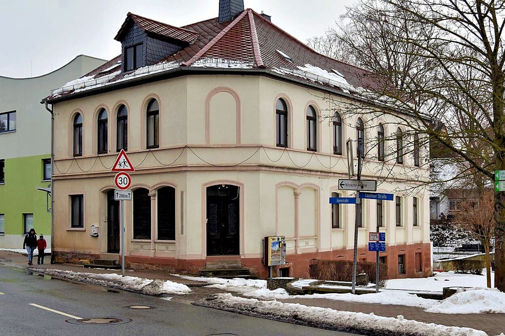 Markantes und unter Denkmalschutz stehendes Gebäude in der  Auenstraße 16 von Bad Bibra, daneben befindet sich der Sitz der VG An der Finne.