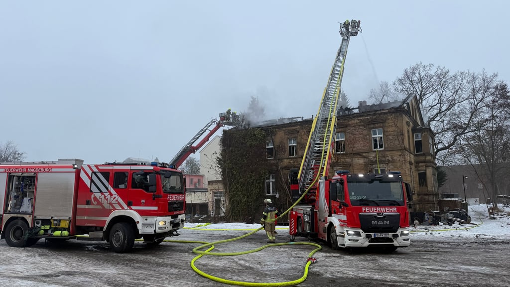 Am Morgen des 7. Februars 2026 dauerte der Feuerwehr-Einsatz noch an. In Magdeburg-Buckau gab es einen Großbrand in einem leerstehenden Gebäude.