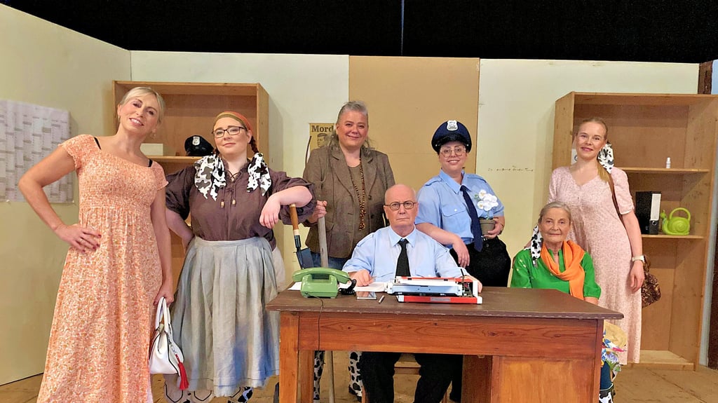 Doreen Schröter (von links), Juliane Brych, Bianca Gorys, Ekkehardt Heun, Anja Lohmeyer, Sigrid Simon und Christiane Werner proben derzeit als Amateurtheatergruppe „Mixtura Theatri“ für die Premiere des Stücks „Willkommen in Nedderknöfel“.