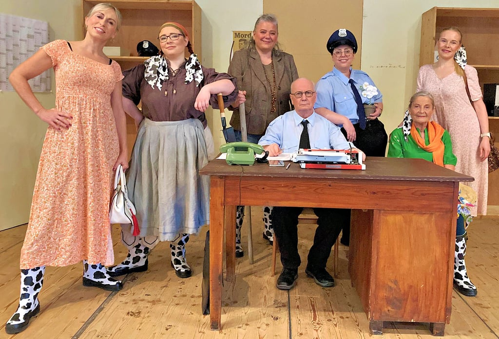 Doreen Schröter (von links), Juliane Brych, Bianca Gorys, Ekkehardt Heun, Anja Lohmeyer, Sigrid Simon und Christiane Werner proben derzeit als Amateurtheatergruppe „Mixtura Theatri“ für die Premiere des Stücks „Willkommen in Nedderknöfel“.