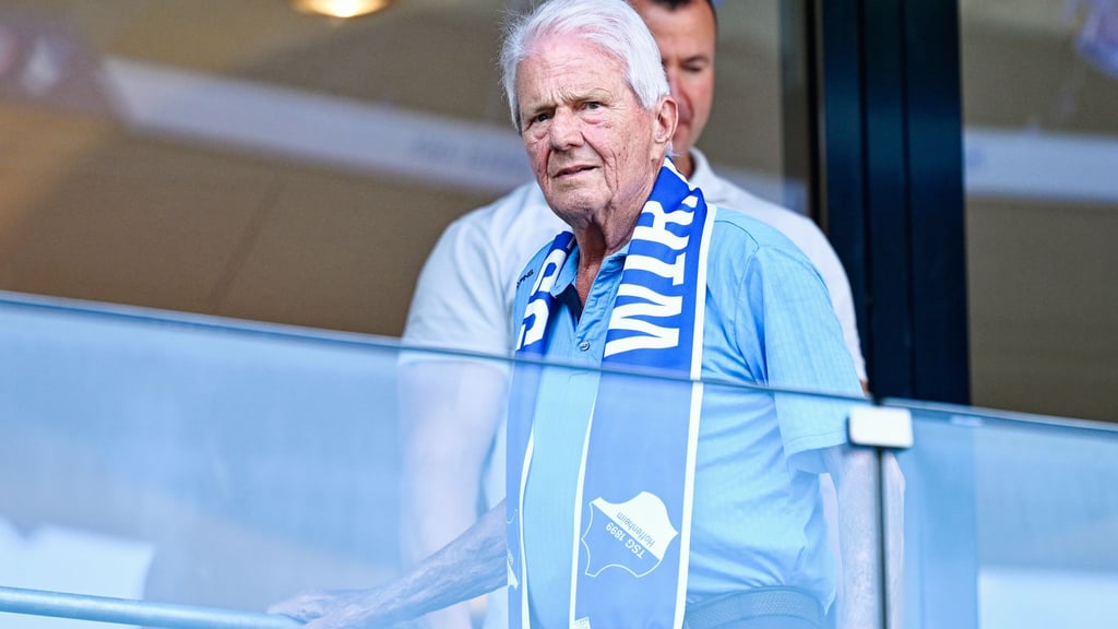 Mäzen Dietmar Hopp macht sich für einen Verbleib von Geschäftsführer Andreas Schicker stark. (Archivbild)