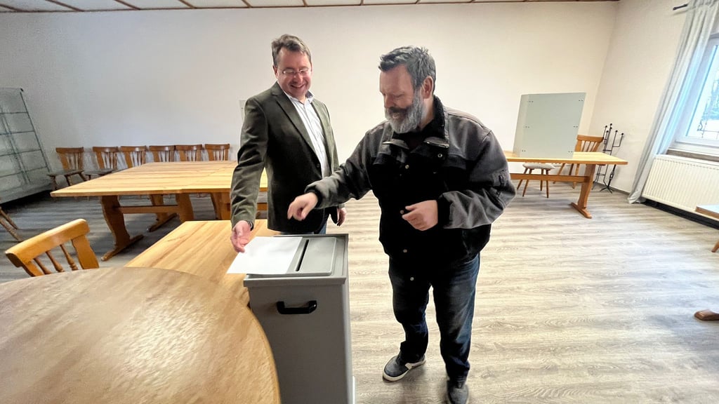 Nico Hofert (l.) leitet die Wahl des Bürgermeisters. 