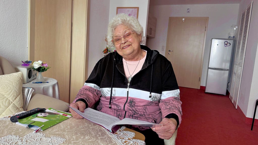 Die frühere Niemegker Lehrerin Gudrun Engelhardt blättert in ihren eigenen Erinnerungen, die auch in den Band eingeflossen sind.    