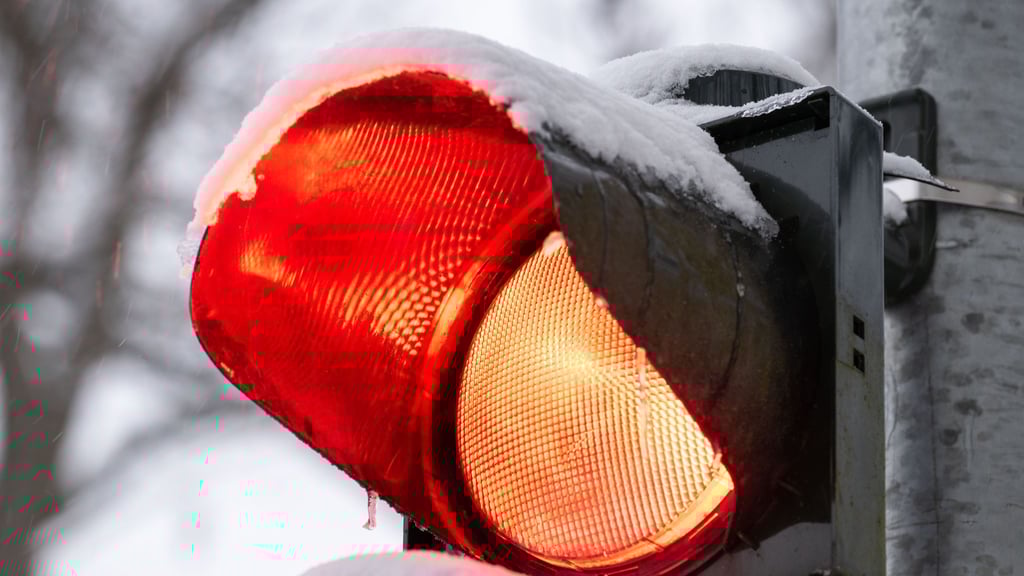 Ein Radfahrer stoßt bei roter Ampel mit einer Tram zusammen. (Symbolbild)