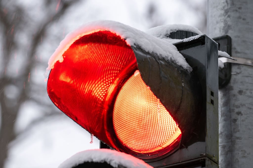 Ein Radfahrer stoßt bei roter Ampel mit einer Tram zusammen. (Symbolbild)