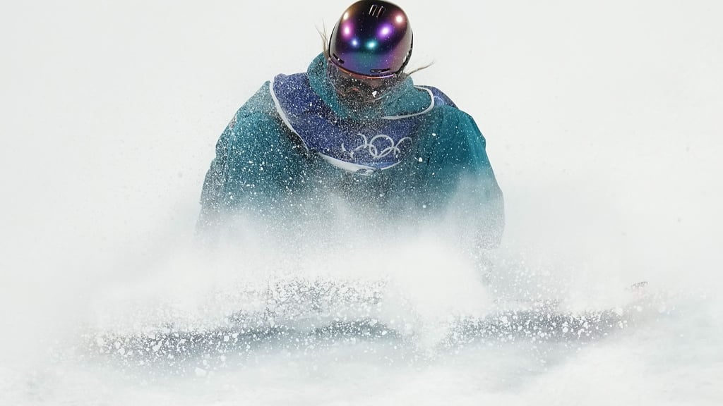 Annika Morgan stürzt in der Qualifikation.