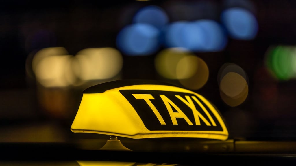 In Erfurt hat ein Fahrgast einen Taxifahrer angegriffen. (Symbolbild)